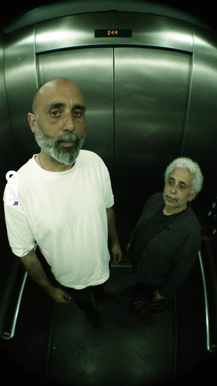 שני אנשים במעלית, פריים מתוך הפרסומת האנכית של פולו